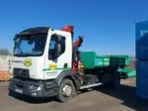 Doprava zboží a skládání hydraulickou rukou